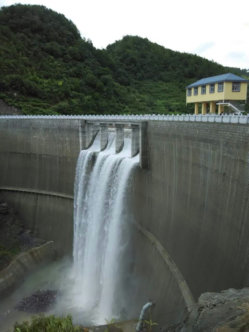 1、溪门里水库水位满库过坝.jpg