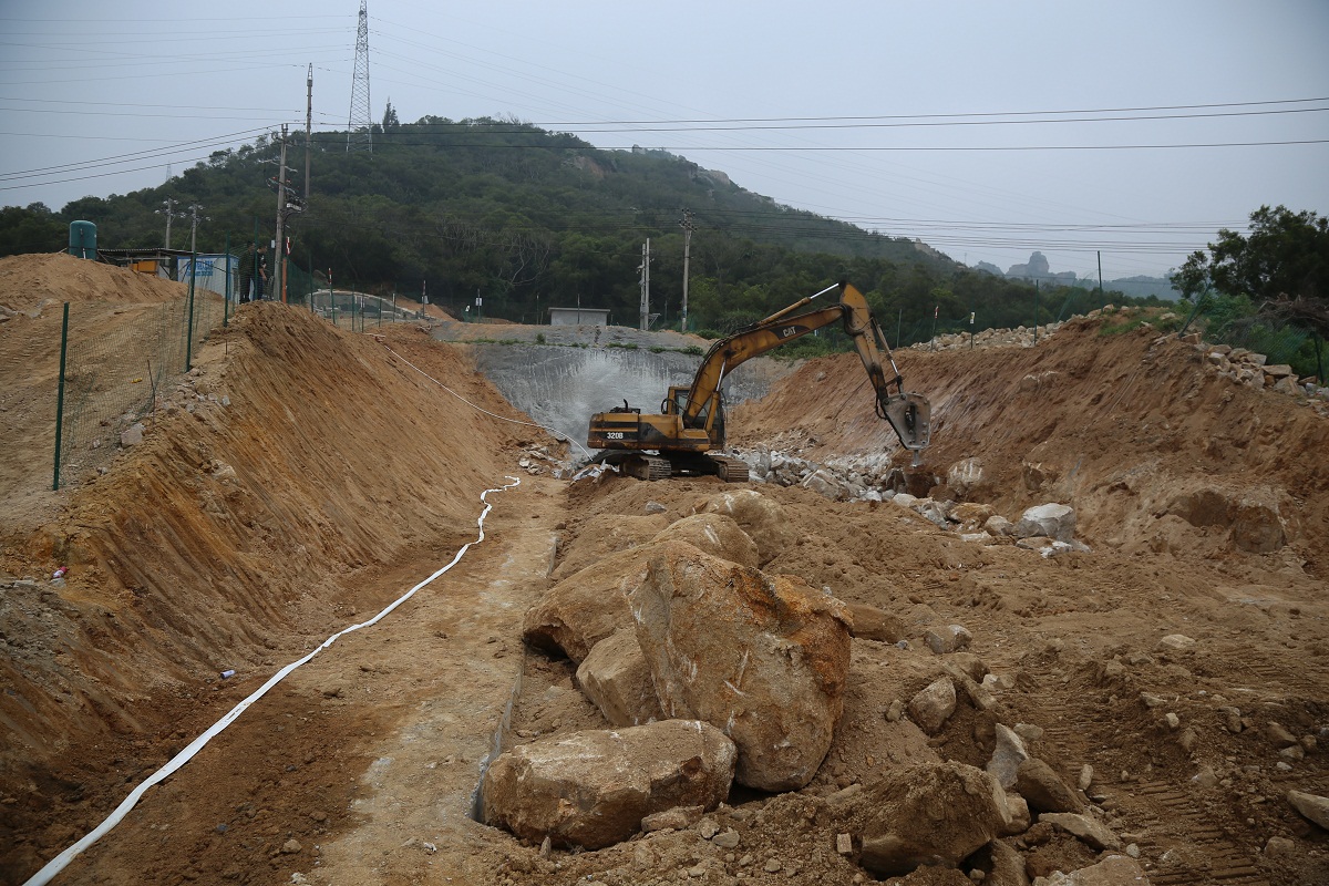 一闸三线平潭岛内天岭隧洞出口消能段施工.JPG